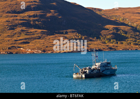 Une image de la Rottweil, un navire de déminage de la marine allemande, sur le Loch Broom près d'Ullapool Banque D'Images