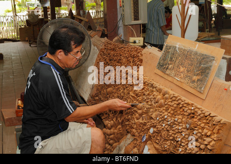 Un graveur sur bois de teck (Carver) Gravure (fret) de coupe de bois de teck travailler Bangkok, Thaïlande, septembre 2010 Banque D'Images