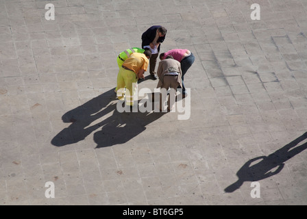 Les représentants des ouvriers et l'inspection d'un trou dans la chaussée, Valencia, Espagne Banque D'Images