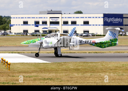 Diamond DA-42 Twin Star de bio-carburant à partir de démonstrateur sa course au décollage à Farnborough Airshow 2010 Banque D'Images