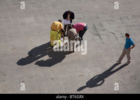 Les représentants des ouvriers et l'inspection d'un trou dans la chaussée, Valencia, Espagne Banque D'Images