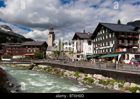 Magasins et hôtels dans le centre-ville, de la rivière Lech, Lech am Arlberg, Vorarlberg, Autriche, Europe Banque D'Images