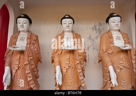 Statues de Bouddha bouddhiste afficher des croix gammées sur la poitrine en Temple de Kek Lok Si à Penang, Malaisie. Banque D'Images