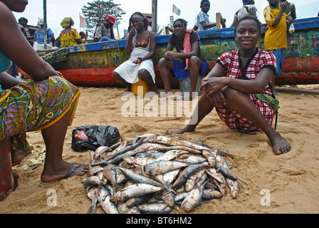 Les femmes et les poissons sur la plage de Sassandra, Côte d'Ivoire, Afrique de l'Ouest Banque D'Images