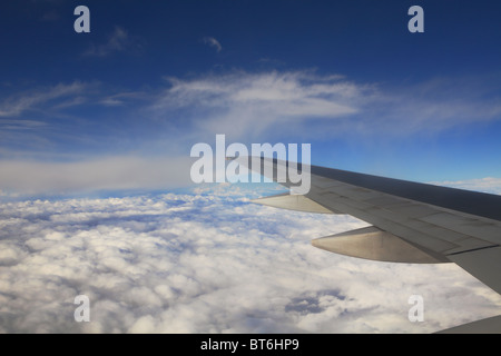 Vue aérienne sur les nuages et ciel bleu d'avion. Banque D'Images