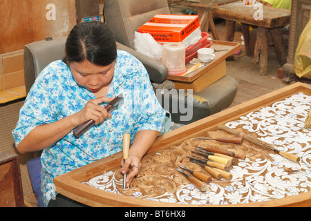 Graveur sur bois de teck coupe femme, Bangkok, Thaïlande, septembre 2010 Banque D'Images