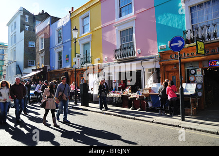 Les gens qui marchent dans Portobello Road, Londres, UK Banque D'Images