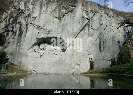 Sculpture d'un lion sur une colline à Lucerne, Suisse. Banque D'Images