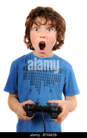 Jeune garçon jouant avec le contrôleur de la console de jeux Banque D'Images