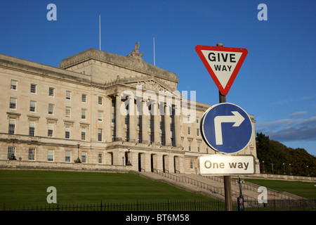 Céder le passage panneau d'avertissement à l'extérieur des édifices du parlement de l'Irlande du Nord Belfast Irlande du Nord Royaume-Uni stormont Banque D'Images