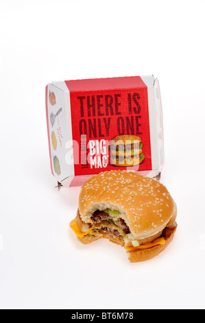 McDonald's Big Mac burger avec emballage sur blanc, cut out Banque D'Images