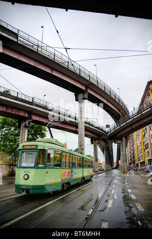 Via Prenestina avec un tramway sous l'autoroute tangenziale est, à Rome, Italie Banque D'Images