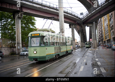 Via Prenestina avec un tramway sous l'autoroute tangenziale est, à Rome, Italie Banque D'Images