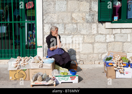 Un vieux vendeur de rue les femmes au marché des fruits et légumes de Trogir Banque D'Images
