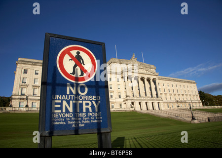 Pas d'entrée panneau d'avertissement à l'extérieur des édifices du parlement de l'Irlande du Nord Belfast Irlande du Nord Royaume-Uni stormont Banque D'Images