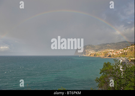 Arc-en-ciel sur l'océan et les falaises de Cabo Girao, Camara de Lobos, Madère, Portugal Banque D'Images