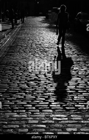 Silhouettes et ombres sur le pavé de Earlham Street, Seven Dials, Covent Garden, Londres, UK Banque D'Images