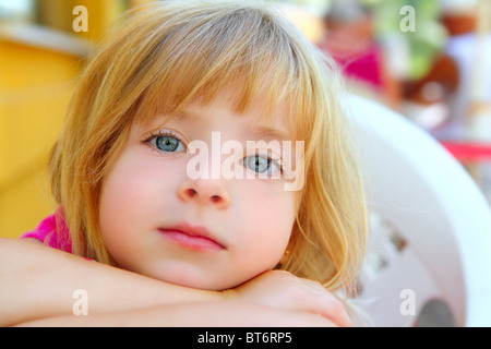 Visage gros plan petite blonde girl portrait sourire yeux bleus Banque D'Images