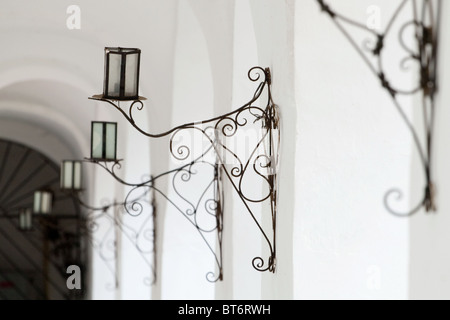 Lanternes antiques sur le mur blanc Banque D'Images