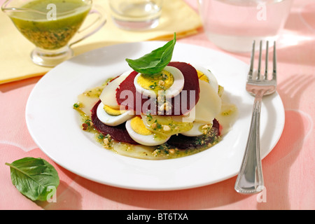 Salade de pommes de terre et betteraves de basilic. Recette disponible. Banque D'Images