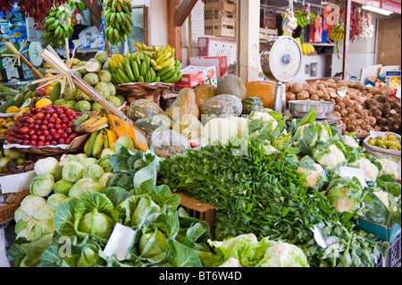 Stand de fruits et légumes dans le Mercado DOS Lavradores, halle, Funchal, Madeira, Portugal Banque D'Images