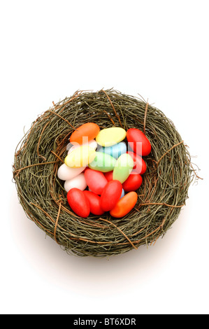 Oeufs de Pâques en sucre coloré un panier de Pâques Banque D'Images