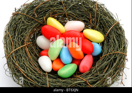 Oeufs de Pâques en sucre coloré un panier de Pâques Banque D'Images