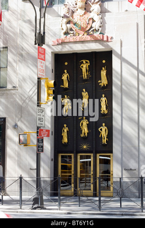 L'entrée principale du bâtiment de l'industrie du Commonwealth britannique à l'Rockefella Center à New York Banque D'Images