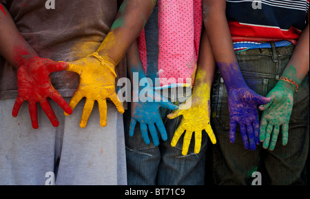 Les garçons indiens mains multicolores Banque D'Images