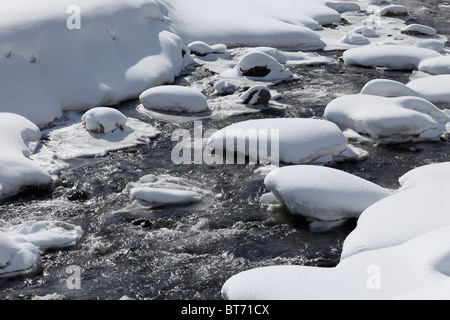 Des pierres couvertes de neige dans la vallée de la rivière Trisanna, Paznautal, Paznaun, Tyrol, Autriche Banque D'Images