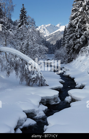 Dans la rivière Trisanna Paznautal Valley, à l'arrière l'Alpes Verwall, Paznaun, Tyrol, Autriche Banque D'Images