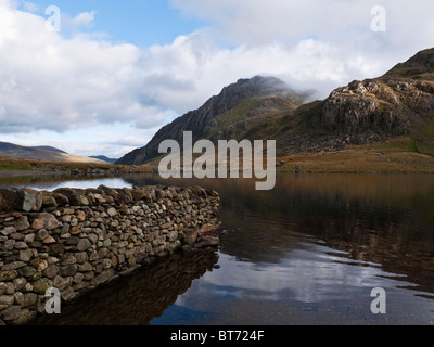 Le caractère distinctif de la montagne, vue sur Tryfan Idwal Llyn Cwm Idwal, de Snowdonia. Banque D'Images