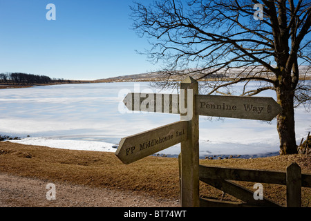 Pennine Way panneau par un frozen Malham Tarn, North Yorkshire Banque D'Images