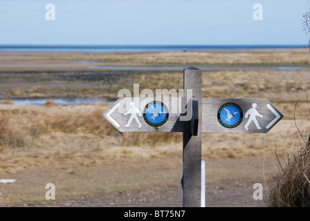 Anglesey Coastal Path signe à Red Bay Wharf, Anglesey, au nord du Pays de Galles Banque D'Images