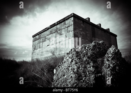 Béton vieux la Seconde Guerre mondiale bunker à Druridge Bay sur la côte de Northumberland. Banque D'Images