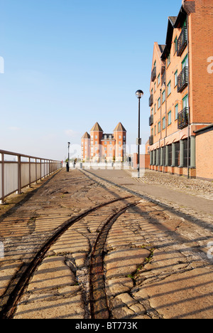 Maisons et appartements modernes dans le réaménagement des quais Coburg à Liverpool qui est englobe Liverpool Marina. Banque D'Images