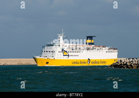 Ferries ferry location de bateau bateaux mer grand navire Corsica laissant harbour port roll on off Banque D'Images