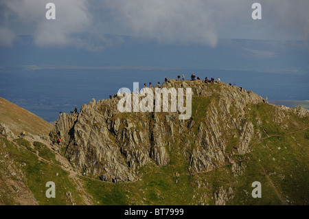 Striding Edge, les promeneurs sur la crête de la montagne dans le Lake District Banque D'Images