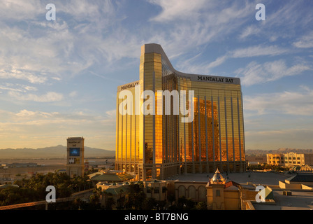 Mandalay Bay casino and hotel à Las Vegas, NV photographié au lever du soleil est administré par MGM Resorts International a ouvert ses portes en 1999. Banque D'Images