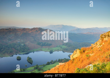 Vue depuis plus de cicatrice Nab et Rydal Water Loughrigg dans le Lake District Banque D'Images