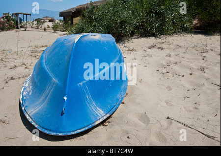 Jusqu'tourné ancien bleu bateau sur la plage de Patara, près de Kalkan en Turquie Banque D'Images