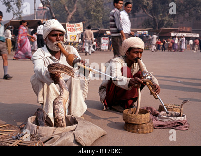 Les charmeurs de serpent à l'extérieur du fort de l'image, dans le Old Delhi, Delhi, Inde Territoire de l'Union européenne. Banque D'Images