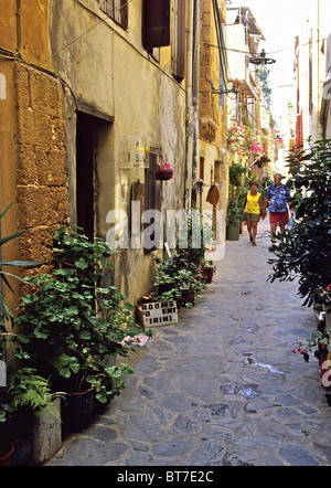 Les rues étroites de dissimuler des centaines de petits magasins, bars, restaurants et hébergements à louer à Chania en Crète. Banque D'Images