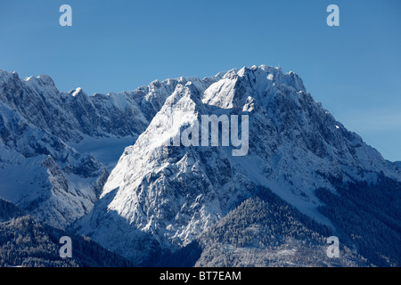 Gamme Wetterstein avec Waxenstein Montagne, moyenne, et la montagne Zugspitze, droite, vue sur Garmisch-Partenkirchen Banque D'Images