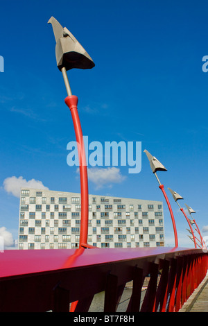 L'architecture moderne. Red Steel bridge à Amsterdam, Eastern Docklands Sfinx building en arrière-plan, par Frits van Dongen Banque D'Images