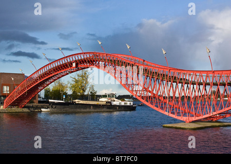 Pont rouge moderne de l'île de Bornéo à Sporenburg péninsule dans la Eastern Docklands à Amsterdam. Banque D'Images