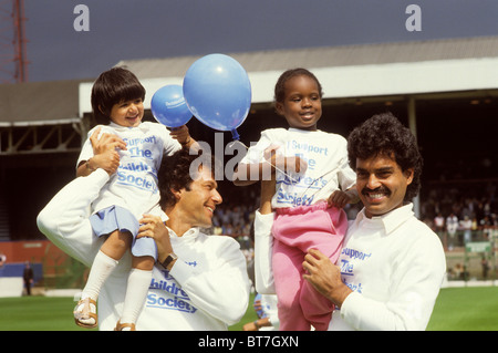 Imran Khan (à gauche) et Dilip Vengsarkar à la société Childrens de cricket entre l'Inde et le Pakistan à West Bromwich Uk Banque D'Images