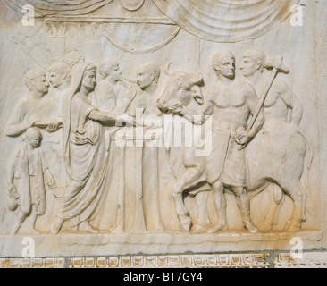 Italie Pompéi secours sacrificielle sur l'autel dans le Temple de Vespasien Banque D'Images