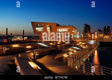 La nouvelle gare maritime situé sur les rives de la rivière Mersey à Pier Head à Liverpool qui héberge le musée des Beatles. Banque D'Images