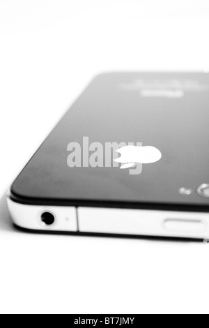 Smartphone Apple iPhone 4 , en mode noir et blanc. Banque D'Images